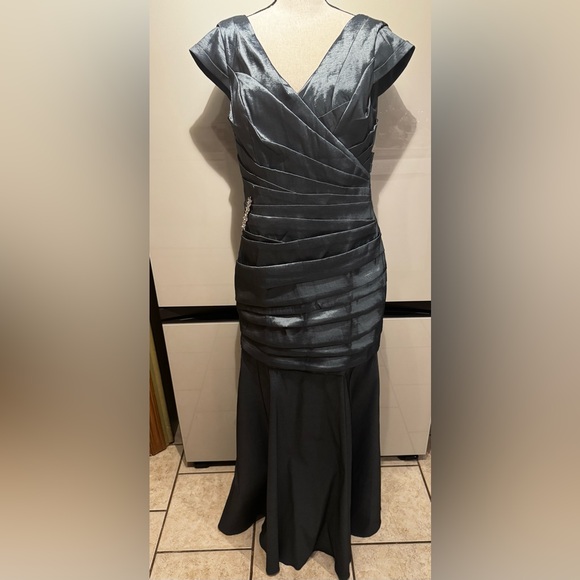 JS Collections Teal  Gown - Picture 1 of 12